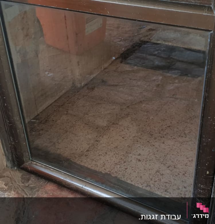 דלת זכוכית עם מסגרת מתכת כהה